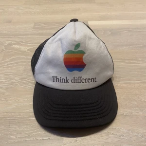 Vintage Apple keps  - Vintage keps från Apple. Inga skador eller defekter men i använt skick. Justerbar i storleken.