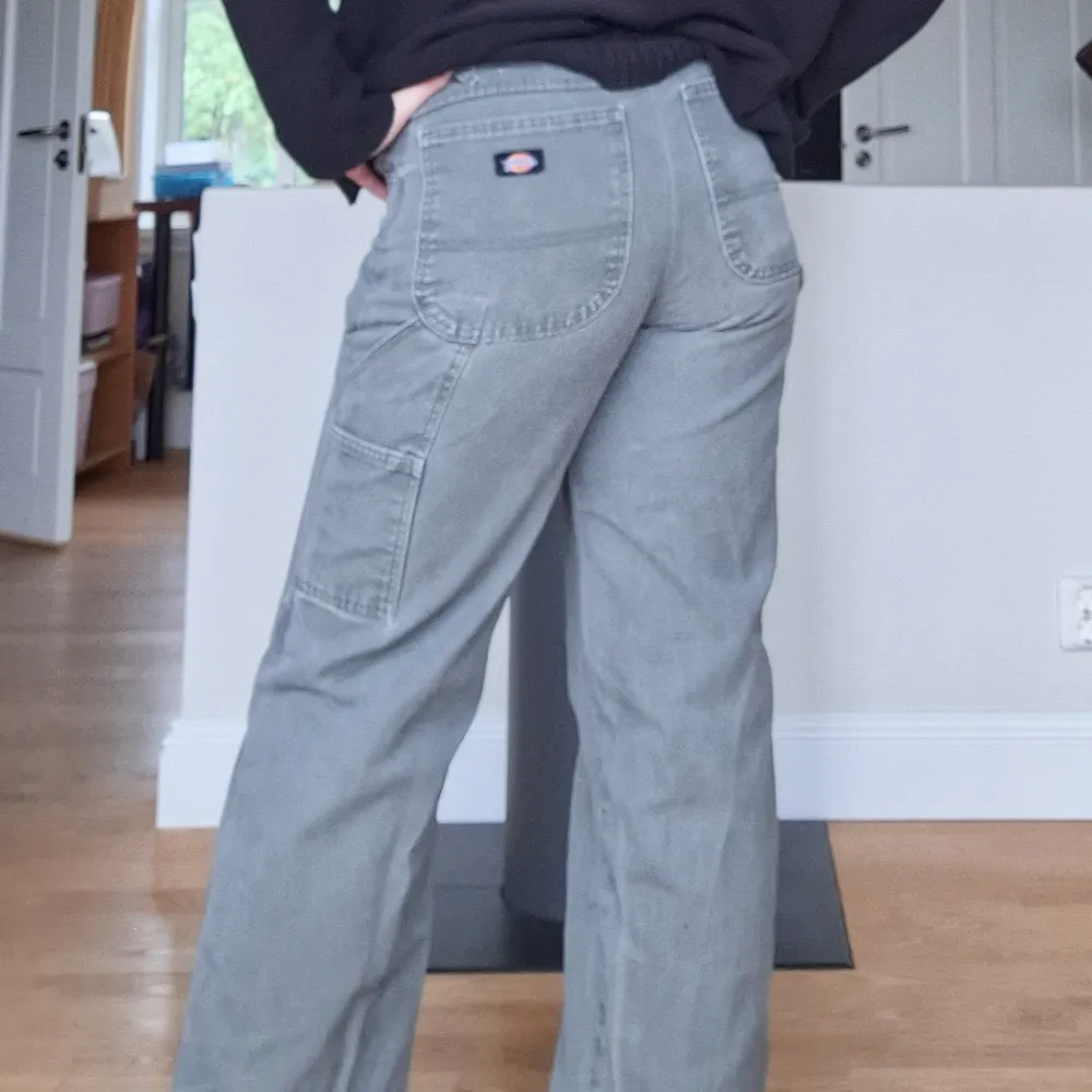 Superbekväma Dickies jeans köpta på Beyond Retro💕💕 Använda, därav yttrst litr slitningar i sidorna, men inget man märker av💞 Hör av er för mer frågor eller bilder!!!. Jeans & Byxor.