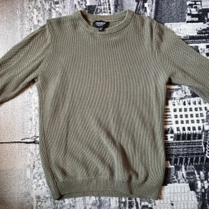 Olivgrön tröja - Fin o bra skick. Sitter bra som s