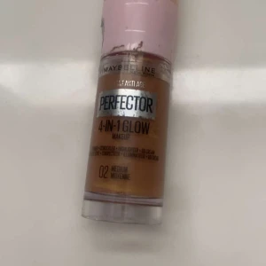Maybelline glow perfector  - En maybeline glow stick som är nästan helt ny (som man kan se) den är bara  lite använd med har fortfarande nästan all produkt kvar i den. Den är i ett bra skick. 