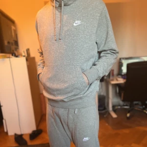 nike tracksuit  - fin dress i bra skick köps i komplett 