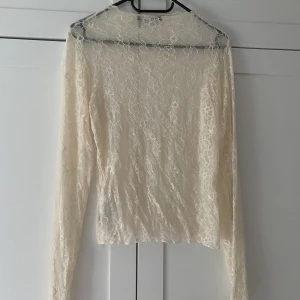 Spetstopp - Säljer en spetstopp från Gina tricot. I väldigt bra skick 