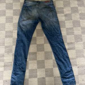 Säljer mina knappt använda Dondup Jeans i modellen George. Lite för små för mig. Storleken är 30/32. Skinny/Slim fit. 