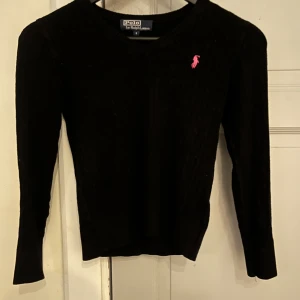 RalphLouren tröja❤️ - Perfekt tröja nu till hösten🍁Den är i bra skick. Skulle säga att storleken är mer som XS än S