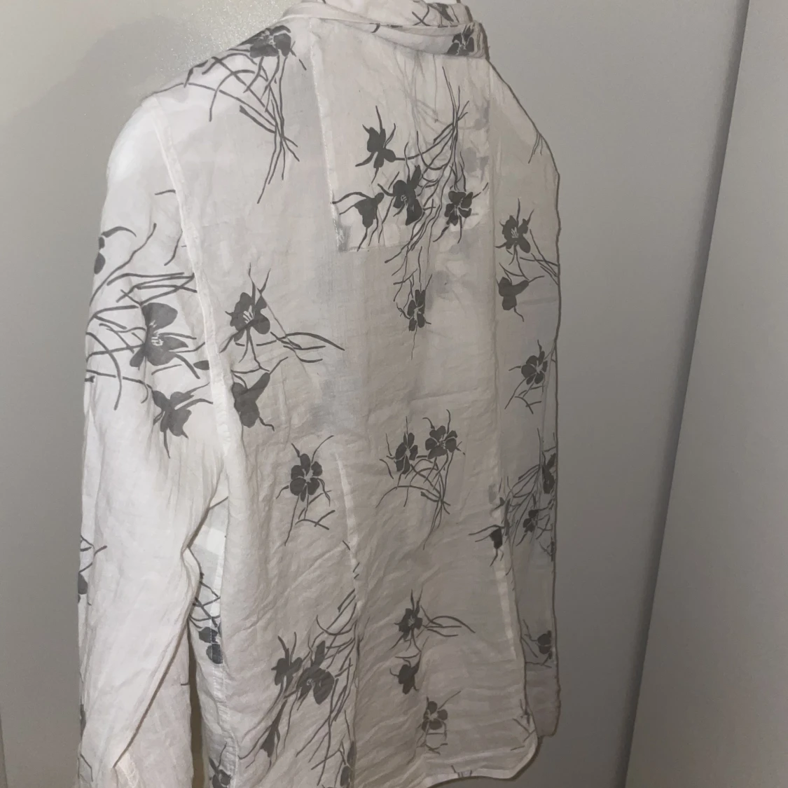 Luftig vit skjorta med grått blomster mönster  - 91