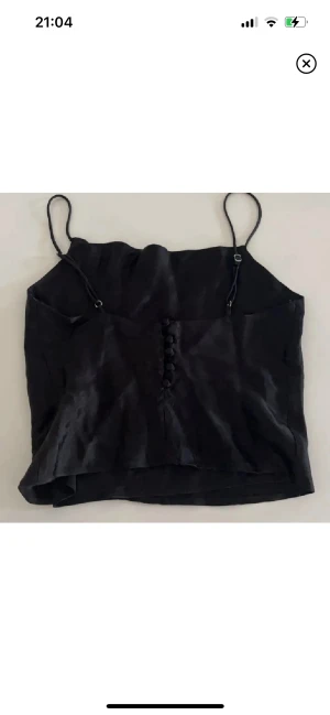 Svart topp - Jättesöt topp från zara som är för liten för mig, knappt använd💕