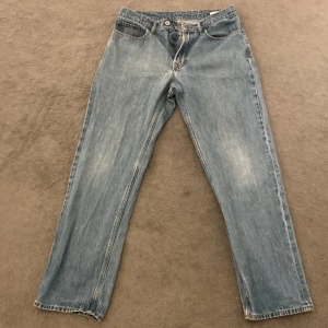 vailients jeans  - hyfsat skick, kan typ använda som målar byxor, baggy