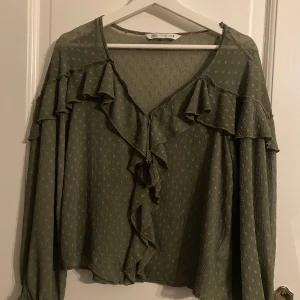 Zara topp  - Säljer denna trendiga och slutsålda blus från Zara i storlek XS, säljer då jag inte tycker den passar mig längre, använd Max två gånger - inprincip i nyskick.   Vill du ha mer bilder om hur den ser ut på bland annat så löser jag det❤️