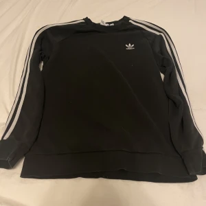 Adidas sweatshirt  - Storlek M  Säljer av lite från garderoben så skriv vid intresse 