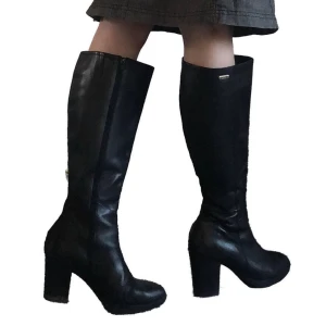 Högklackade läderstövlar  - Svarta höga stövletter från Dasia Material: Läder Strl: 38 Skick: Använda men i bra skick