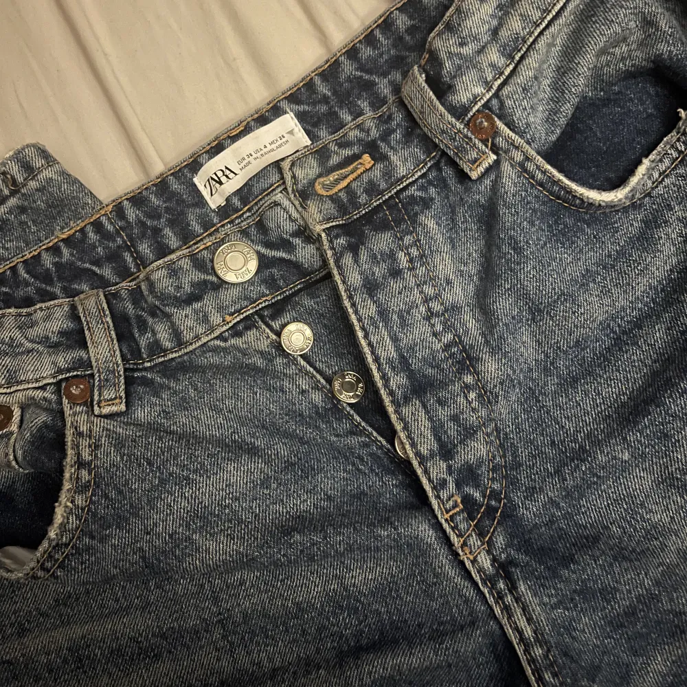 Jeans från zara i jättefint skick. Storlek 36. Säljer för 180 kr + frakt!💕. Jeans & Byxor.