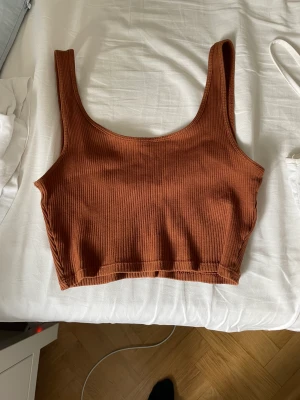 Ribbat brunt linne 🤎 - Ribbat linne från Gina tricot som är oanvänd 😄