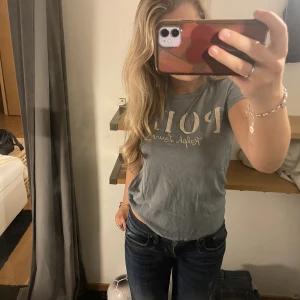 Polo Ralph Lauren t-shirt  - En ljusblå polo Ralph Lauren t-shirt i storlek xs/s, som jag säljer då jag behövde rensa garderoben så inget fel på tröjan🩷