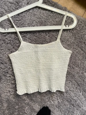 Vit linne 🤍 - Vit linne med jätte fint mönster från Bil bok som är oanvänt 🤍 