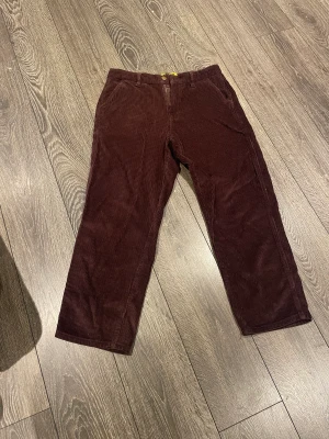 Manchesterbyxor Butter Goods - Ett par riktigt nice manchesterbyxor som är i använt skick men fortfarande mycket fina. Går absolut att gå ned i pris vid snabb affär.