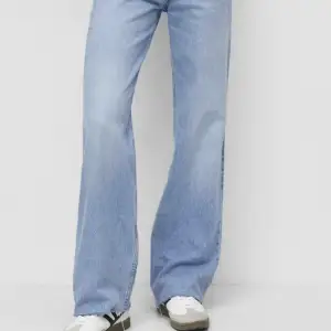 Knappt använda jeans från pull and bear! Kan användas som Baggy jeans med 90’s inspo eller wide jeans beroende på storlek :))) SUPER snyggt både och!! 