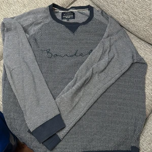 Tröja - Snygg bondelid tröja mörkblå med vit färg.