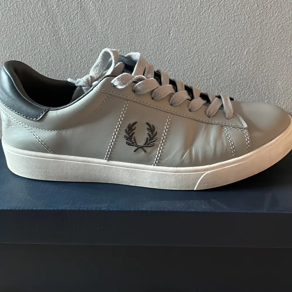 Fred Perry skor storlek 42 jsg har bara använt dom fåtal gånger och känner att dom inte är min smak derför säljer jag dom efter som dom nästan är nya blir prisen lite högre men fortfarande väldigt bra pris ny pris 1300. Skor.