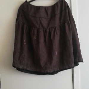 Volangkjol zazar - Storlek 46. Insydd resår på ena sidan samt dragkedja på sidan. Fina detaljer på kjolen se bild 2. I mycket bra skick, använd 1 ggr. 