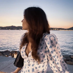 Perfekta sommarklänningen - Så fin adoore liknande klänning 💖 Man får en så snygg figur i den. Perfekt för ex midsommar. Hade den en semester förra sommaren och nu har den tyvärr blivit för liten. Strl 32 men passar XS. I nyskick! DM för fler bilder 💌