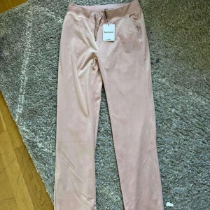 Juicy - Ljus rosa juicy  Fick av min mormor  men har inte använt dom