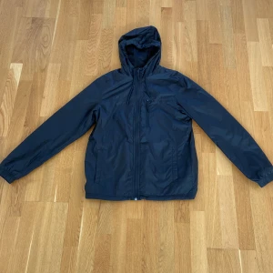 Vindjacka - Jag säljer en vindjacka från H&M i mycket fint skick. Jackan har inga små skavanker och är bara använd under en vår. Ligger bara och skräpar då jag växt ur den.