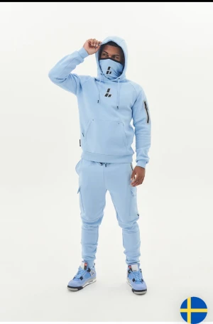 LORENZO TRACKSUIT  - Lorenzo Tracksuit, använd under endast ett tillfälle.  Storlek Large i både byxor och tjocktröja. 