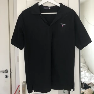 Gant T-shirt  - Svart pikétröja från gant, tröjan är i bra skick, storlek L 