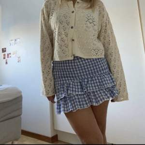 Säljer denna blårutiga ”gingham” kjol från Boohoo i en stl 40. Den är liten i storleken så den passar nog en 36 (S). Säljs då den är för liten. Bilden är lånad.