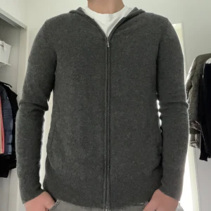 Kashmir zip - Snygg kashmir zip i storlek Medium. Sjukt eftertraktad färg och perfekt nu till sommaren. Skicket är 9/10 då den är använd 2-3 gånger. Passar TTS, alltså passar den Medium och större Small. Nypris är drygt 1200 och jag säljer den för 699 sek.
