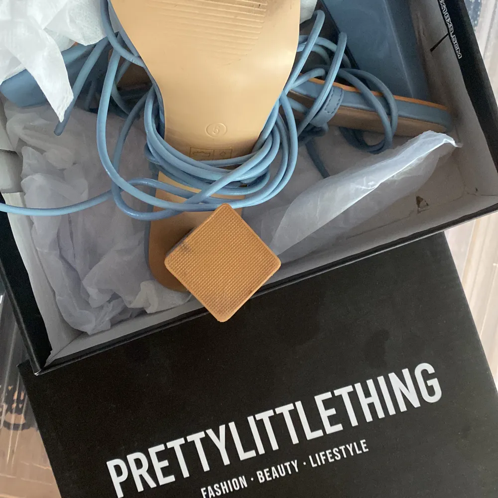 Ljusblåa klackar från prettylittlething. Endast använda en kväll. Storlek 5 vilket motsvarar storlek 38/39. . Skor.