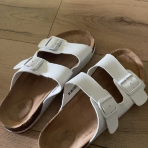 Tofflor - Tofflor i storlek 38 knappt använda så bra skick! INTE birkenstock! 