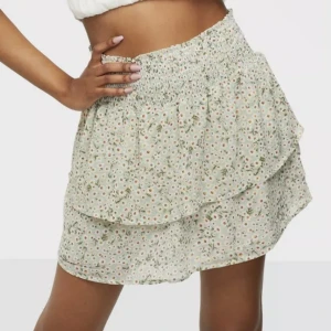 Somrig kjol - Jättefin kjol, använd ett fåtal gånger. Säljer pga för liten.