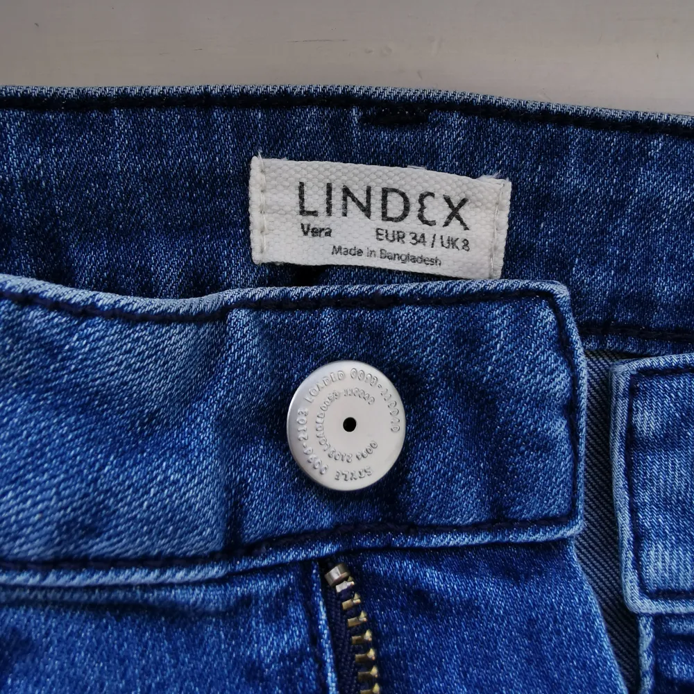 Blåa slim fit jeans från Lindex i modellen Vera. Färgen syns bäst på sista bilden. Nypris 499 kr. Använt endast ett fåtal gånger, fint skick!!. Jeans & Byxor.
