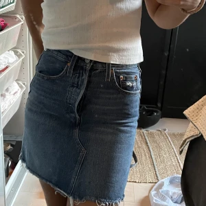 Levis jeanskjol  - Trendig Levis jeanskjol i fin tvätt! Superfin till sommaren och är i nyskick:) 