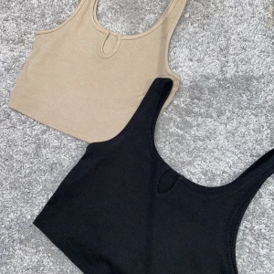 2 topp - 2 kortärmad topp i färgen beige och svart. Använt 3-4 gånger  2 för 220 kr