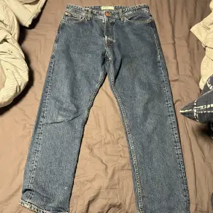 Nästan helt oanvända jeans från Jack&jones i modellen Chris. Säljer pga för små. Jättefint skick😄Nypris på dessa är 600kr😊 Hör av dig vid intresse eller fler frågor😊