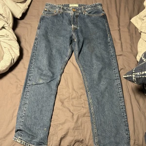 Jack&Jones Jeans Chris - Nästan helt oanvända jeans från Jack&jones i modellen Chris. Säljer pga för små. Jättefint skick😄Nypris på dessa är 600kr😊 Hör av dig vid intresse eller fler frågor😊