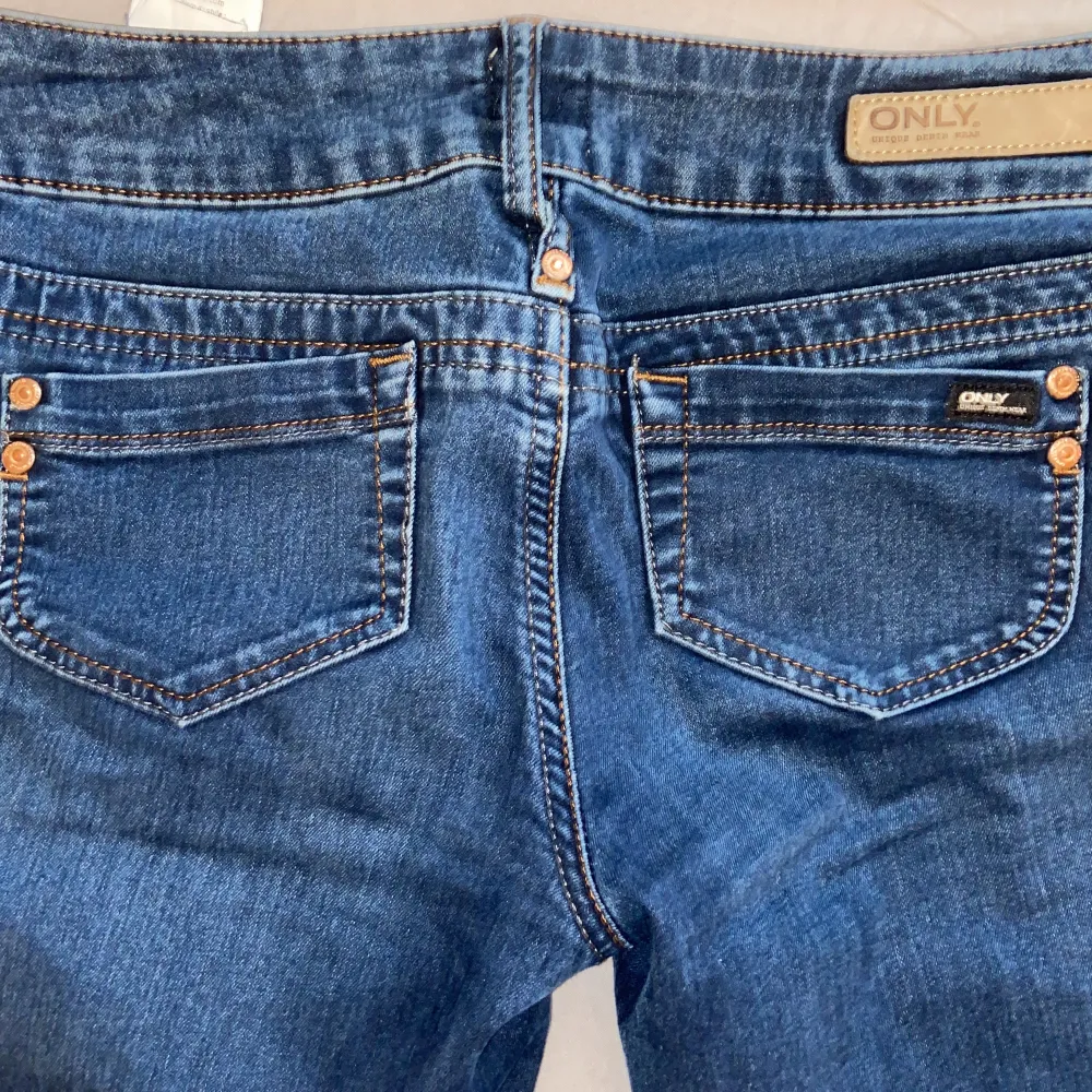 Bootcut jeans från only i storlek 27x30 och jag är ca 158cm lång och passar mig jättebra! Säljer pga kommer inte till användning! Priset inkluderar frakt. Jeans & Byxor.