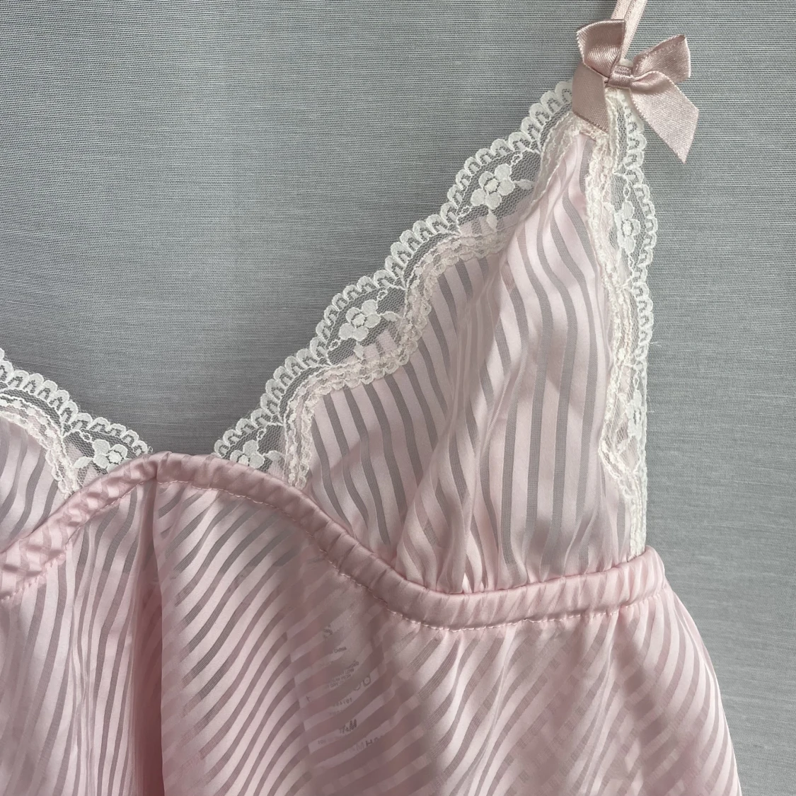 Gulligt linne med spets  - 91