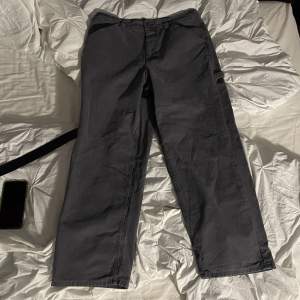 Baggy gråa jeans från Urban outfitters Köpta för 800kr ca Perfekt skick