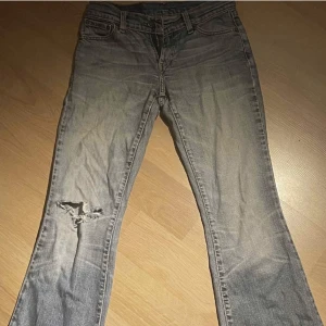 Jeans - Säljer dessa skit snygga lågmidjade jeans från Levis ☺️ skriv för frågor 
