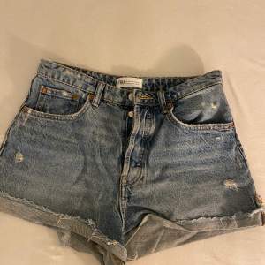 Säljer mina shorts då det tyvärr är försmå. Säljer för 180kr+ frakt🫶