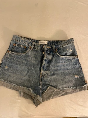 Zara shorts - Säljer mina shorts då det tyvärr är försmå. Säljer för 180kr+ frakt🫶