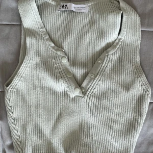 zara topp - Säljer denna supergulliga ljusgröna toppen från Zara i storlek Small. Köpte denna vara för cirka två år sedan, men har tyvärr växt ut den. Varan har inga tecken på användning🫶🏼