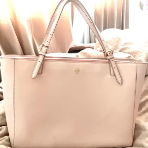 Tory burch - Tory burch väska stor Får plats med dator och smink/kläder