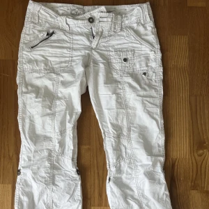 Lågmidjade byxor  - Superfina lågmidjade vita byxor. Har ett litet hål som dock bör gå att laga