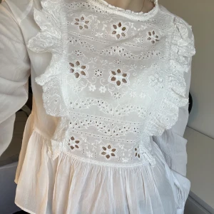Vit blus - Vit blus med söta detaljer. Storlek 38/S. Jättefint skick, inga defekter. 