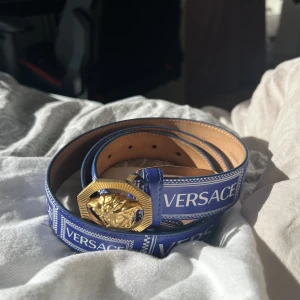 Versace skärp  - Skärp som är använt ett fåtal gånger bara, nästan ny skick. Passar både killar och tjejer, går att pruta vid snabb affär :)