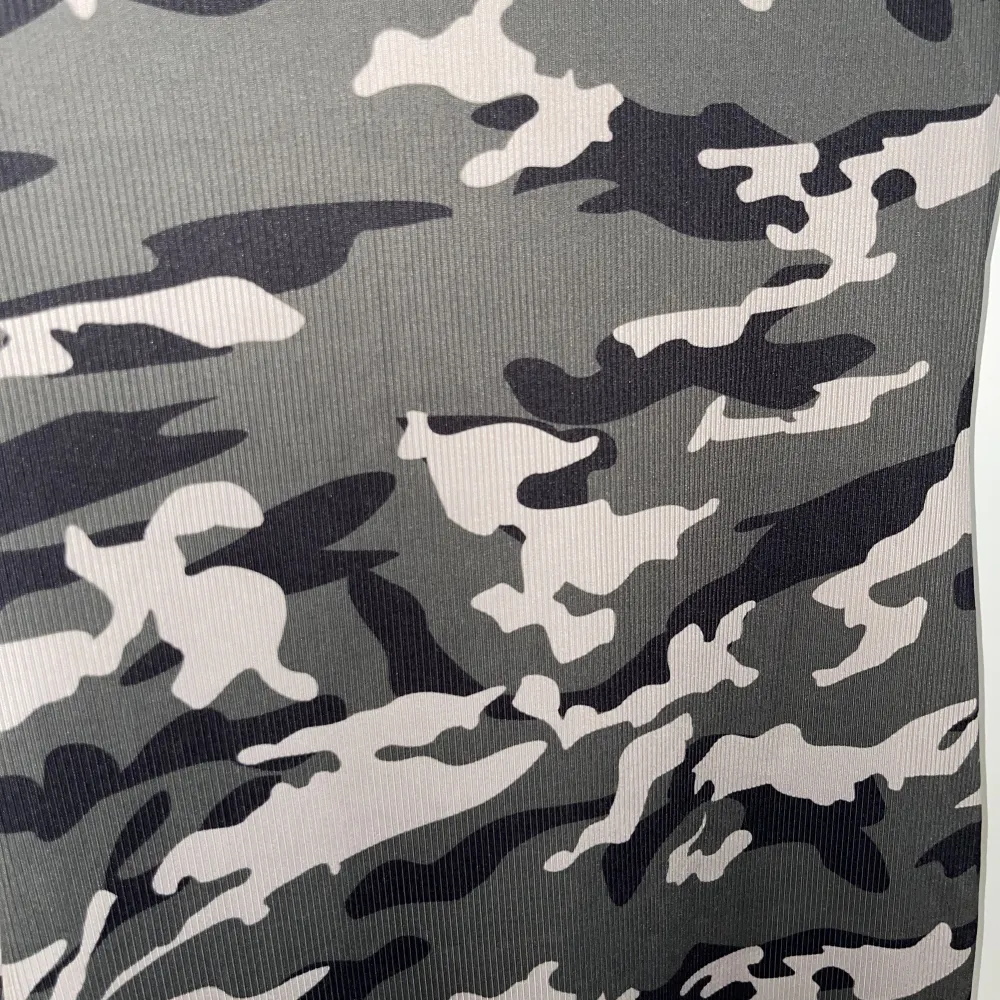 Figurklänning i kamouflage, det framkommer inte i bilen men färgen är militärgrön / olivgrön. Den är lite längre i längden . Klänningar.